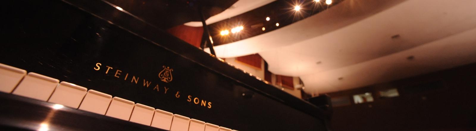 A close up of a piano and the keys